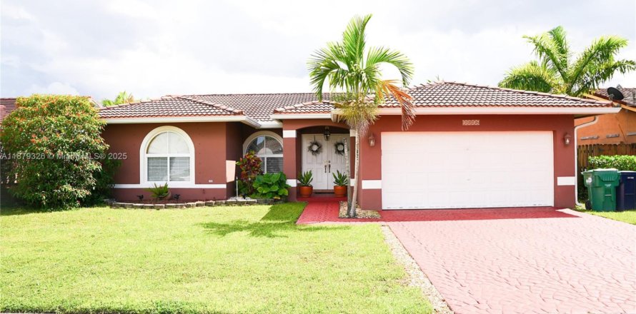 House in Miami, Florida 4 bedrooms, 141.4 sq.m. № 1925404