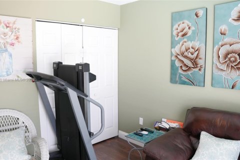 House in Miami, Florida 4 bedrooms, 141.4 sq.m. № 1925404 - photo 21