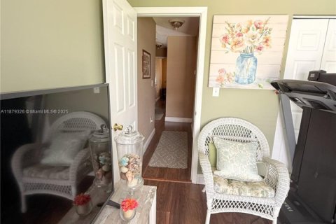 House in Miami, Florida 4 bedrooms, 141.4 sq.m. № 1925404 - photo 22