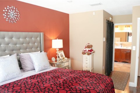 House in Miami, Florida 4 bedrooms, 141.4 sq.m. № 1925404 - photo 8