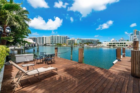 Villa ou maison à vendre à Miami Beach, Floride: 6 chambres, 539.67 m2 № 1937671 - photo 1