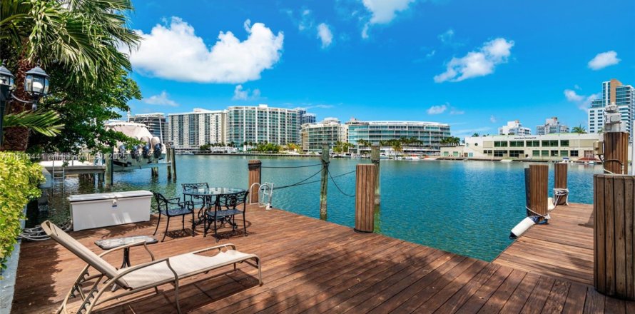 Villa ou maison à Miami Beach, Floride 6 chambres, 539.67 m2 № 1937671