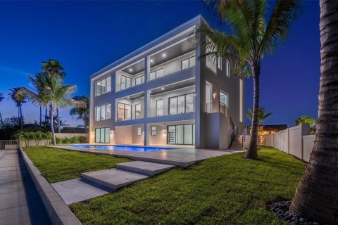 House in Belleair Beach, Florida 5 bedrooms, 541.62 sq.m. № 2202997 - photo 5