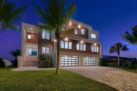 House in Belleair Beach, Florida 5 bedrooms, 541.62 sq.m. № 2202997 - photo 7