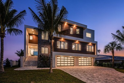 House in Belleair Beach, Florida 5 bedrooms, 541.62 sq.m. № 2202997 - photo 6