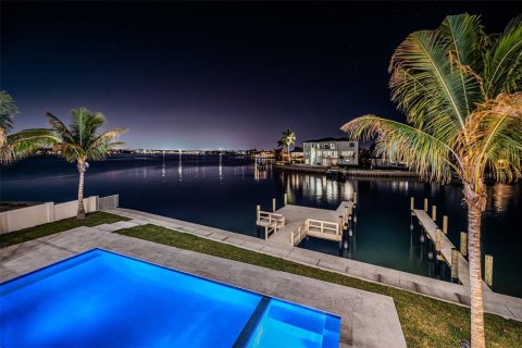 House in Belleair Beach, Florida 5 bedrooms, 541.62 sq.m. № 2202997 - photo 11