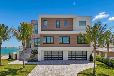 House in Belleair Beach, Florida 5 bedrooms, 541.62 sq.m. № 2202997