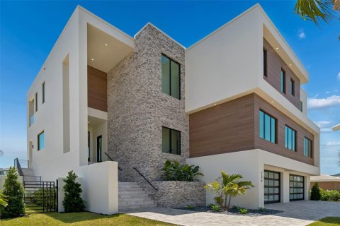House in Belleair Beach, Florida 5 bedrooms, 541.62 sq.m. № 2202997 - photo 2