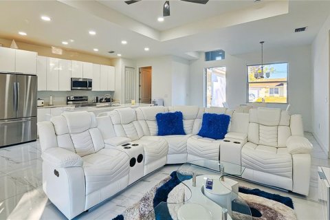 House in Lehigh Acres, Florida 3 bedrooms, 125.98 sq.m. № 1591642 - photo 7