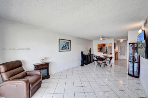Condo in Hallandale Beach, Florida, 2 bedrooms  № 1892816 - photo 15