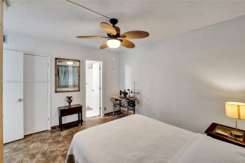 Condo in Hallandale Beach, Florida, 2 bedrooms  № 1892816 - photo 18