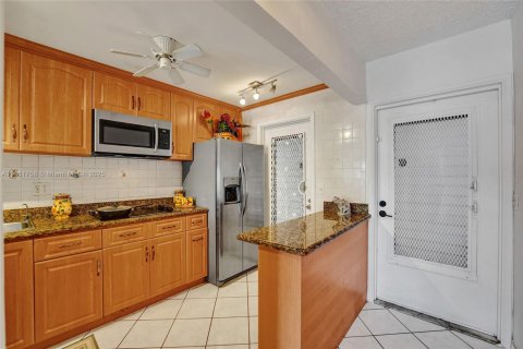 Condo in Hallandale Beach, Florida, 2 bedrooms  № 1892816 - photo 8