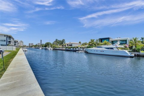 Condo in Hallandale Beach, Florida, 2 bedrooms  № 1892816 - photo 1