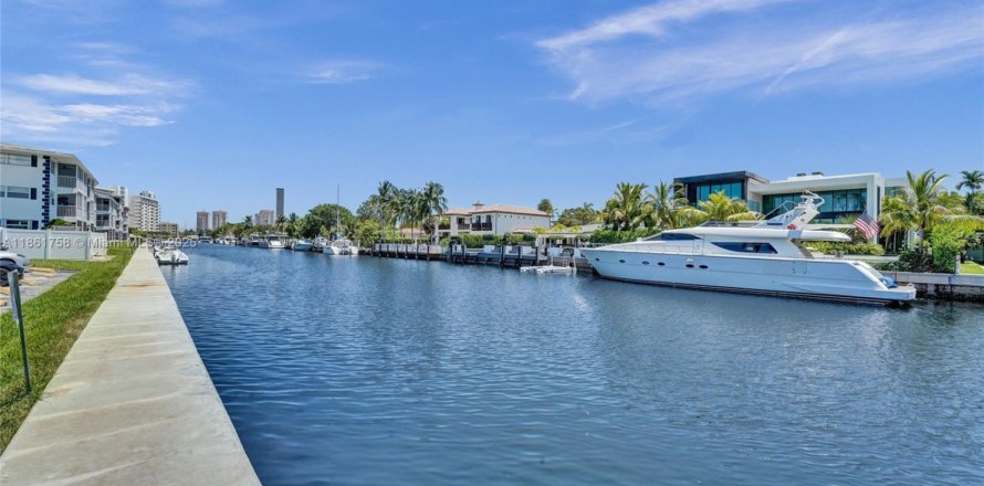 Condo in Hallandale Beach, Florida, 2 bedrooms  № 1892816