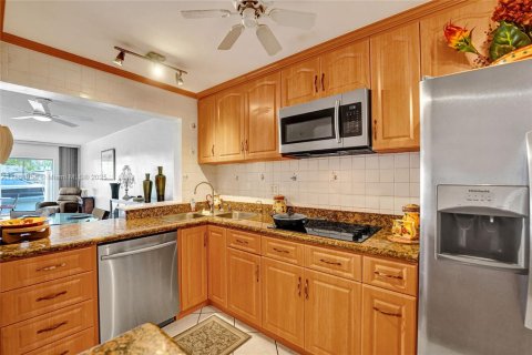 Condo in Hallandale Beach, Florida, 2 bedrooms  № 1892816 - photo 6