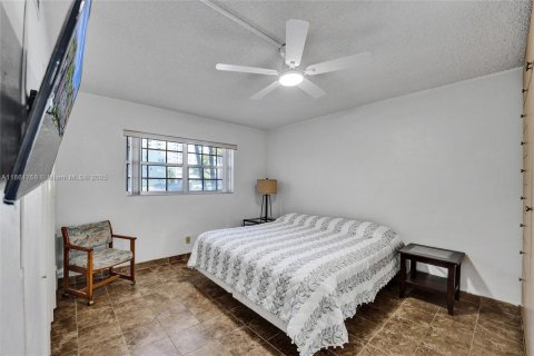 Condo in Hallandale Beach, Florida, 2 bedrooms  № 1892816 - photo 25