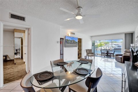 Condo in Hallandale Beach, Florida, 2 bedrooms  № 1892816 - photo 13