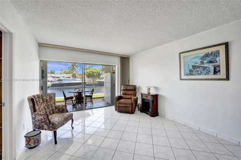 Condo in Hallandale Beach, Florida, 2 bedrooms  № 1892816 - photo 14