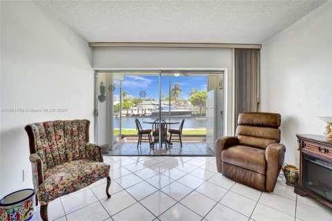 Condo in Hallandale Beach, Florida, 2 bedrooms  № 1892816 - photo 17