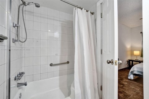 Condo in Hallandale Beach, Florida, 2 bedrooms  № 1892816 - photo 23