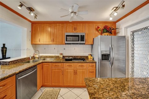 Condo in Hallandale Beach, Florida, 2 bedrooms  № 1892816 - photo 7