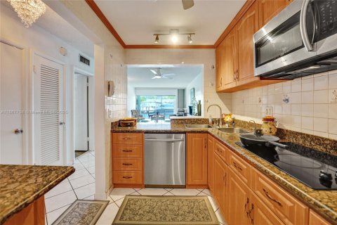 Condo in Hallandale Beach, Florida, 2 bedrooms  № 1892816 - photo 10