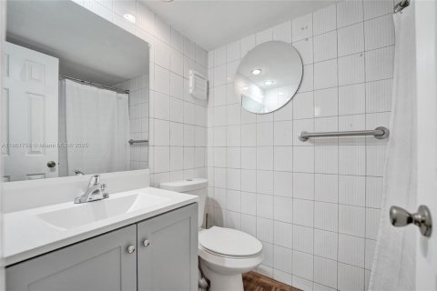 Condo in Hallandale Beach, Florida, 2 bedrooms  № 1892816 - photo 21