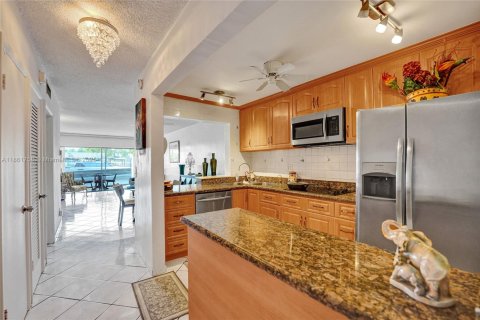 Condo in Hallandale Beach, Florida, 2 bedrooms  № 1892816 - photo 5