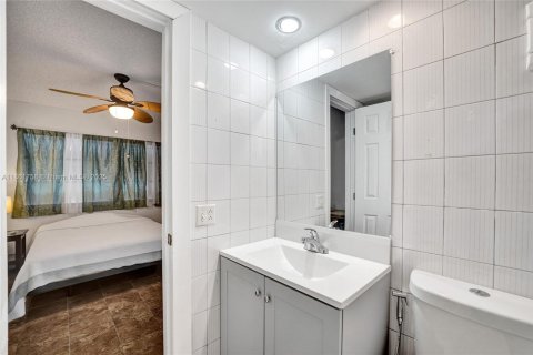 Condo in Hallandale Beach, Florida, 2 bedrooms  № 1892816 - photo 22