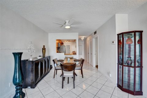 Condo in Hallandale Beach, Florida, 2 bedrooms  № 1892816 - photo 12