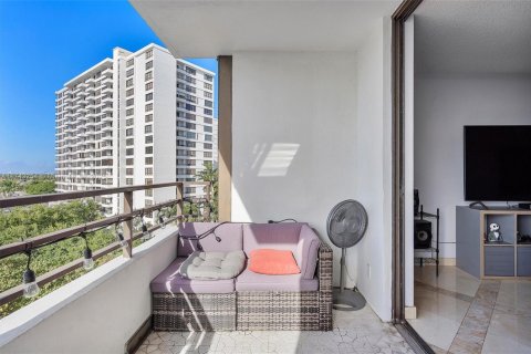 Condo in Hallandale Beach, Florida, 2 bedrooms  № 1701218 - photo 24