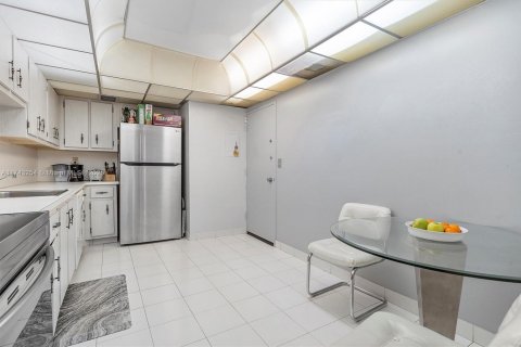 Condo in Hallandale Beach, Florida, 2 bedrooms  № 1701218 - photo 9