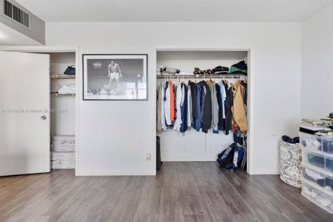 Condo in Hallandale Beach, Florida, 2 bedrooms  № 1701218 - photo 22