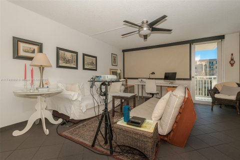 Condominio en venta en Sunny Isles Beach, Florida, 2 dormitorios, 100.98 m2 № 1867025 - foto 3