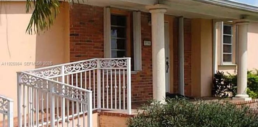 House in Miami, Florida 4 bedrooms, 185.62 sq.m. № 1984332