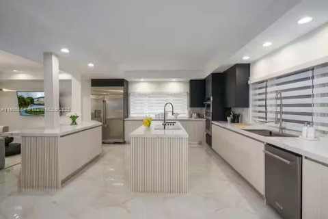 House in St. Lucie, Florida 10 bedrooms, 670.66 sq.m. № 1952640 - photo 2