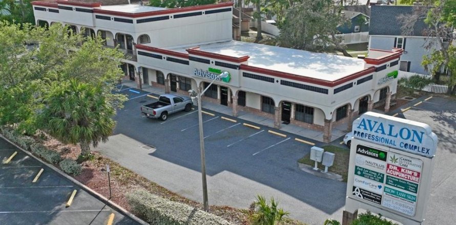 Propiedad comercial en Spring Hill, Florida 913.04 m2 № 2218713
