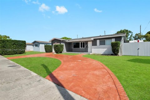 Villa ou maison à vendre à Hollywood, Floride: 4 chambres № 1958823 - photo 2