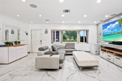 Villa ou maison à vendre à Hollywood, Floride: 4 chambres № 1958823 - photo 3