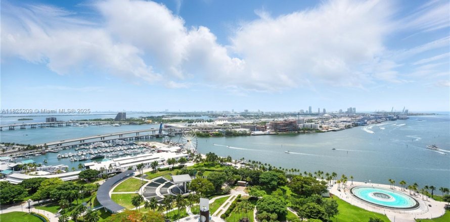 Condominio en Miami, Florida, 3 dormitorios № 1798695