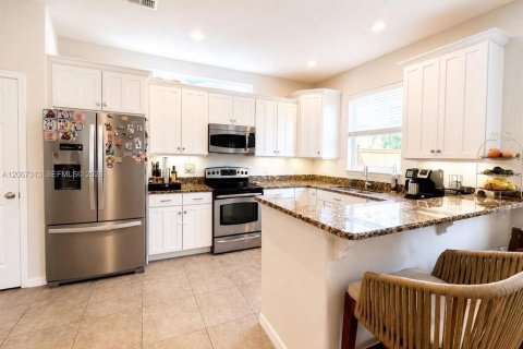 Duplex à vendre à Orlando, Floride: 3 chambres, 141.86 m2 № 2398612 - photo 14
