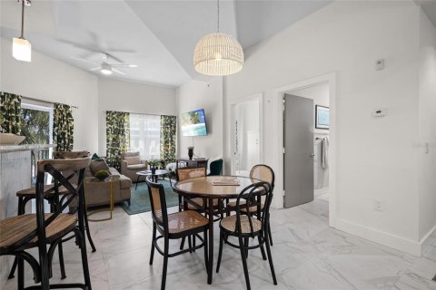 Condo in Saint Petersburg, Florida, 2 bedrooms  № 1740719 - photo 24