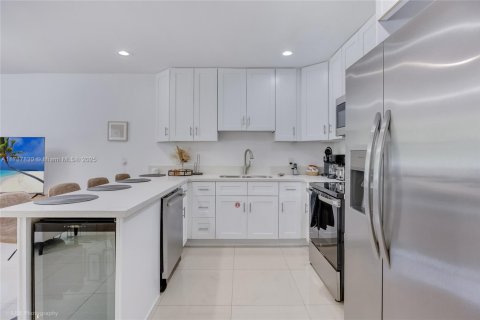 Villa ou maison à vendre à Dania Beach, Floride: 3 chambres, 127.74 m2 № 1938456 - photo 13