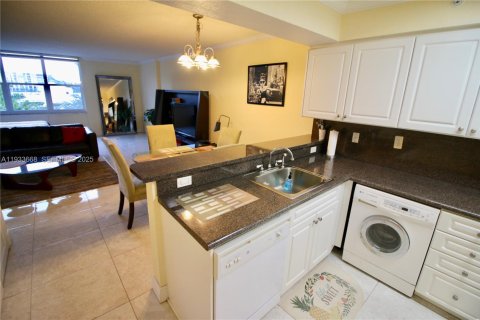 Снять в аренду кондоминиум в Холливуд, Флорида 54.81м2, № 1991962 - фото 25