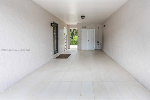House in Hollywood, Florida 3 bedrooms, 223.89 sq.m. № 1942654 - photo 4