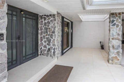 House in Hollywood, Florida 3 bedrooms, 223.89 sq.m. № 1942654 - photo 6