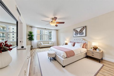 Condo in Hollywood, Florida, 1 bedroom  № 1708666 - photo 9