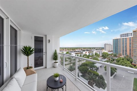 Condo in Hollywood, Florida, 1 bedroom  № 1708666 - photo 1