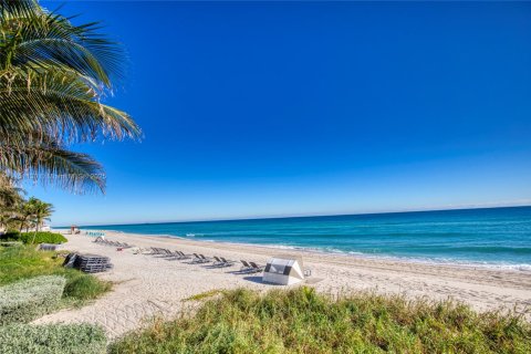 Condo in Hollywood, Florida, 1 bedroom  № 1708666 - photo 23