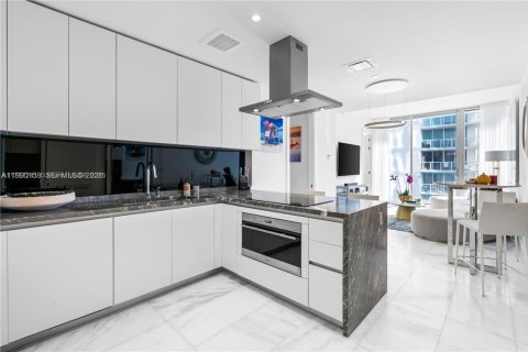 Condo in Miami, Florida, 1 bedroom  № 2057680 - photo 5